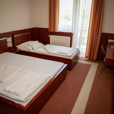 Korona Hotel Es Etterem Püspökladány 외부 사진