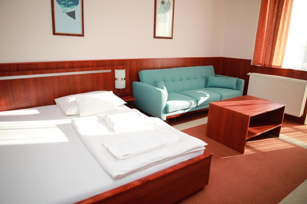 Korona Hotel Es Etterem Püspökladány 외부 사진