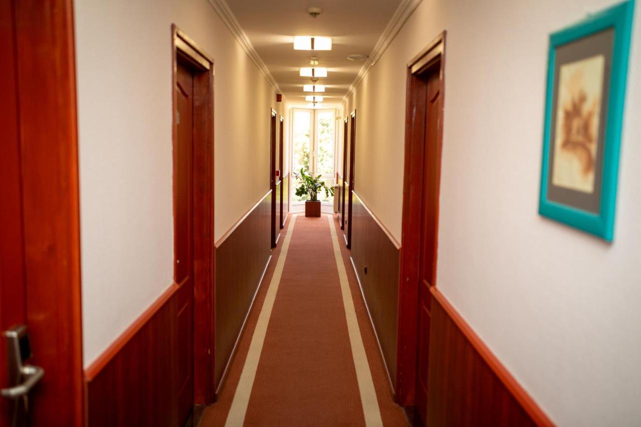 Korona Hotel Es Etterem Püspökladány 외부 사진