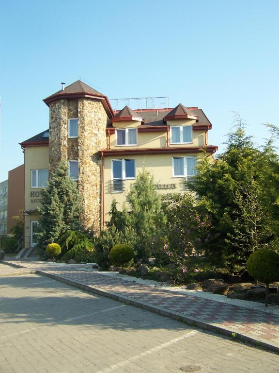 Korona Hotel Es Etterem Püspökladány 외부 사진
