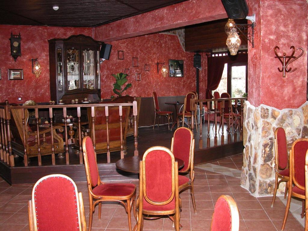 Korona Hotel Es Etterem Püspökladány 외부 사진