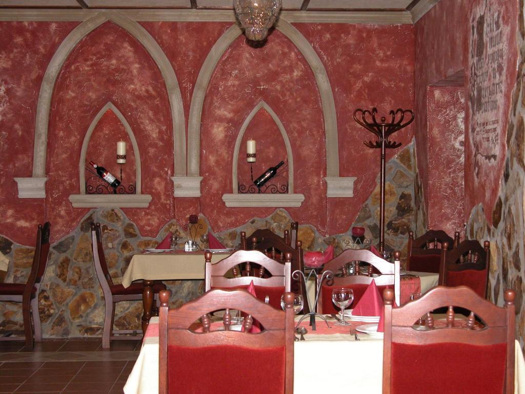 Korona Hotel Es Etterem Püspökladány 외부 사진