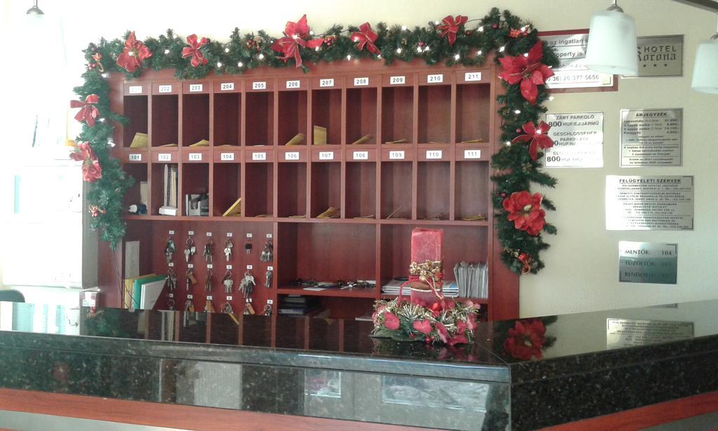 Korona Hotel Es Etterem Püspökladány 외부 사진